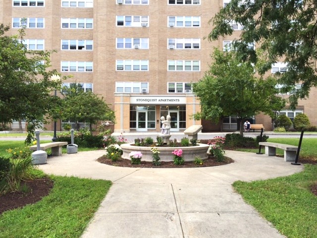 Stonequist Apartments Fountain